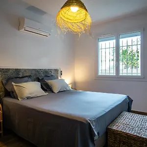 https://le-cabanon-de-christine.fr-provencehotel.com
